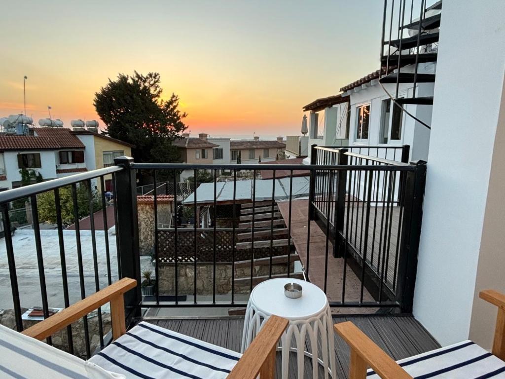 Апартаменти Venus Lighthouse 2B, Sea-View, Paphos Center Екстер'єр фото